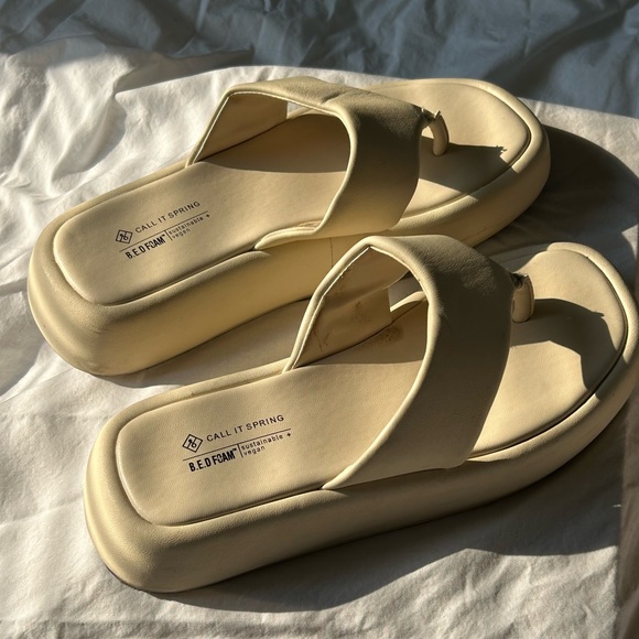 SPRING Platform Padded Thong Sandals Cream | Women’s Size 7.5 - Picture 2 of 3